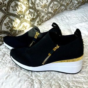 DKNY Palma Sneakers 9.5